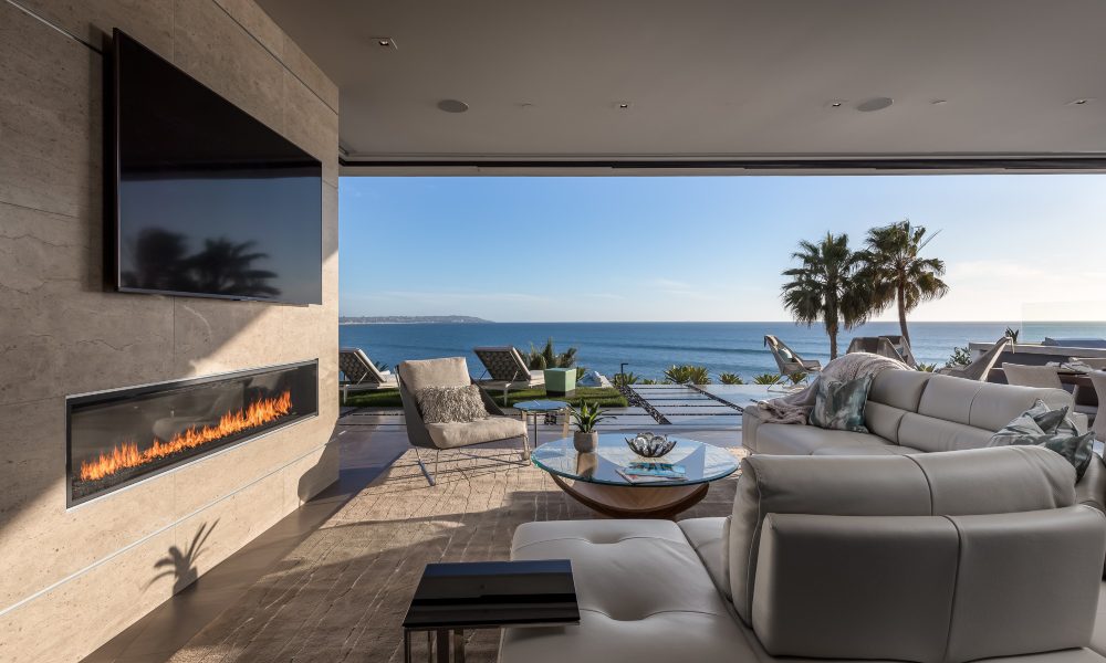 For This Seaside Home in California, It’s Lights, Audio and Relaxation, slide 1