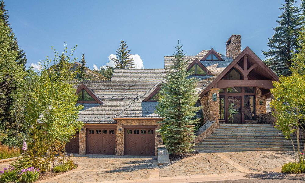 ListenUp Reworks High-Tech Ski Retreat into the Ultimate Mountain Vacation Home, slide 2