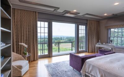 Motorized Blackout Shades Serve as the Perfect Movie Screen in This Rhode Island Suite