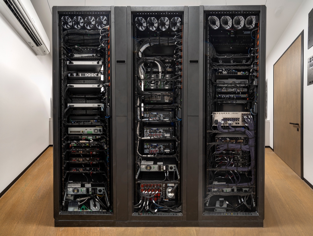 Home of the Year Award Winner 2025 Luxury Home Automation Lakefront Intelligent Estate